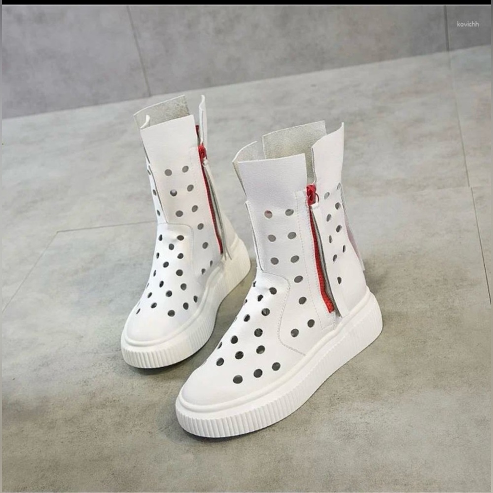 Boots from the cowhide, size 8